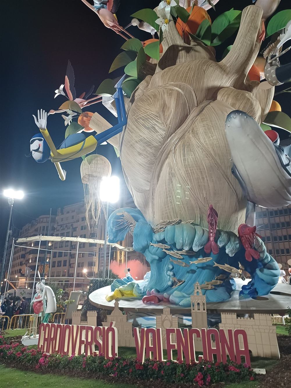 Monumento fallero de noche en la plaza del Ayuntamiento de València (imagen de archivo)
