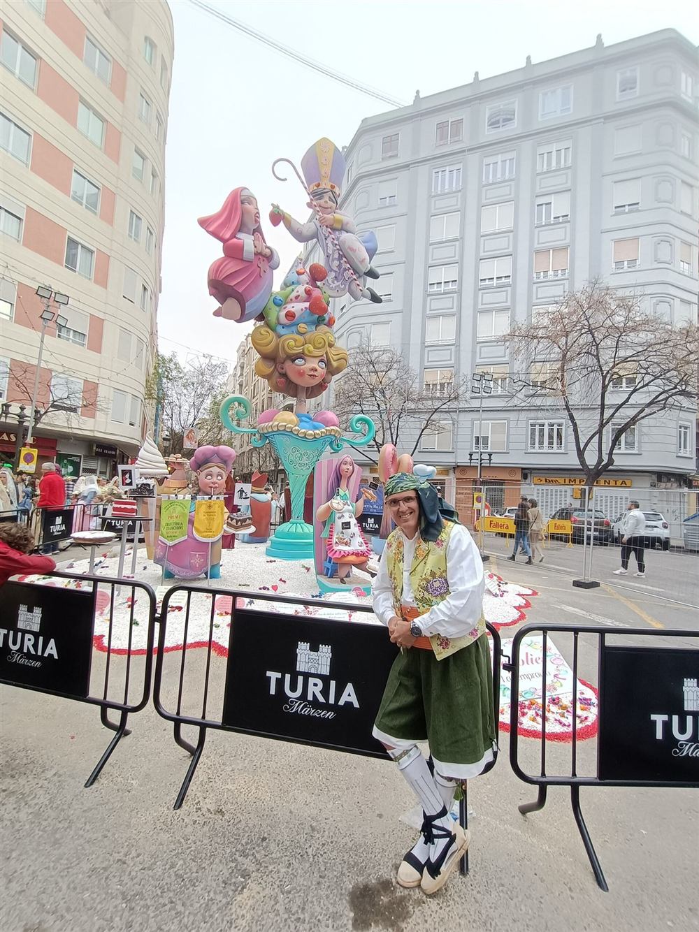 Hombre con indumentaria tradicional valenciana delante de una falla (imagen de archivo)