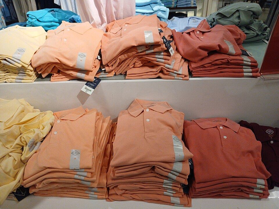 Polos de manga corta doblados en varios colores (imagen de archivo)