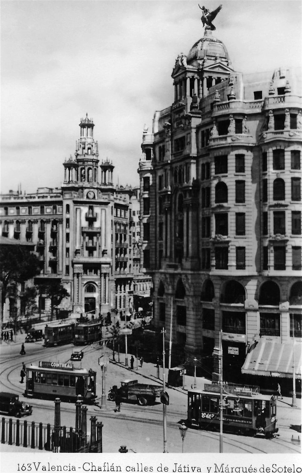 Postal antigua de València con tranvías en el chaflán de Xàtiva y Marqués de Sotelo