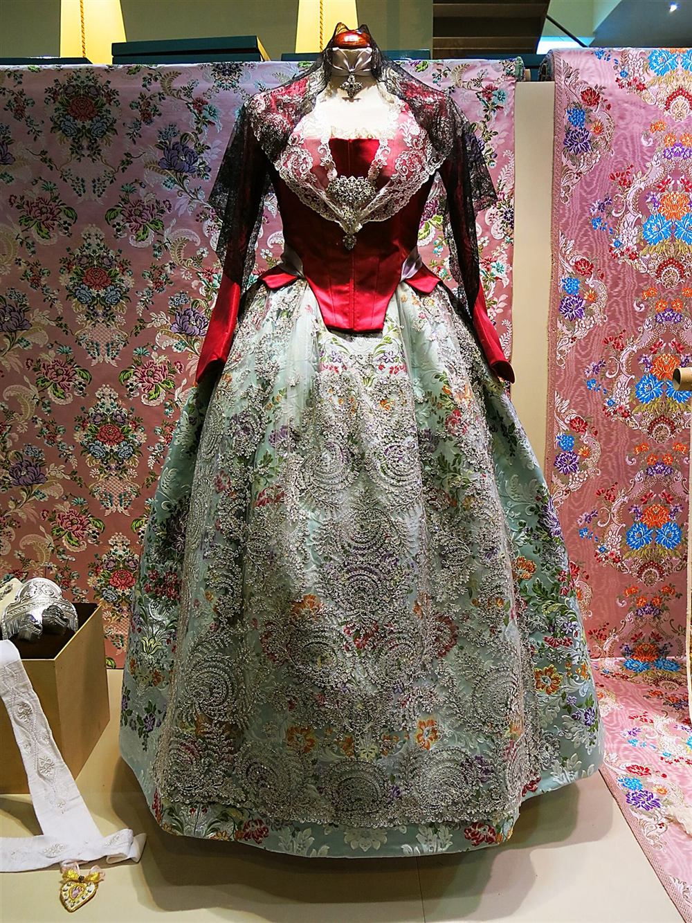 Traje de fallera con falda bordada en el escaparate de una tienda de València